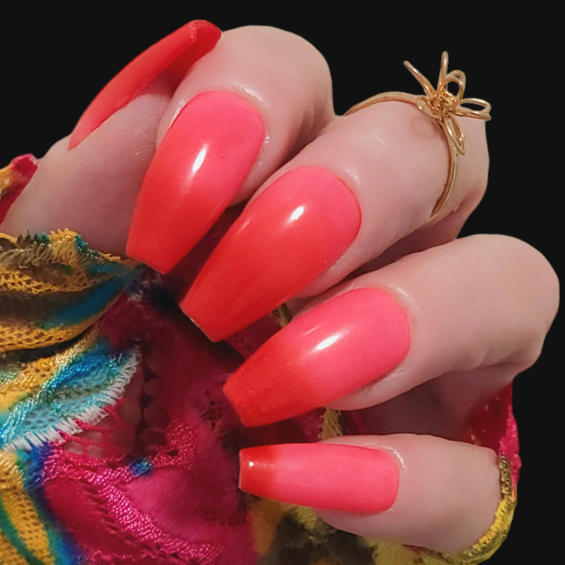 2025 Neon Dip Powder Nails Trend
