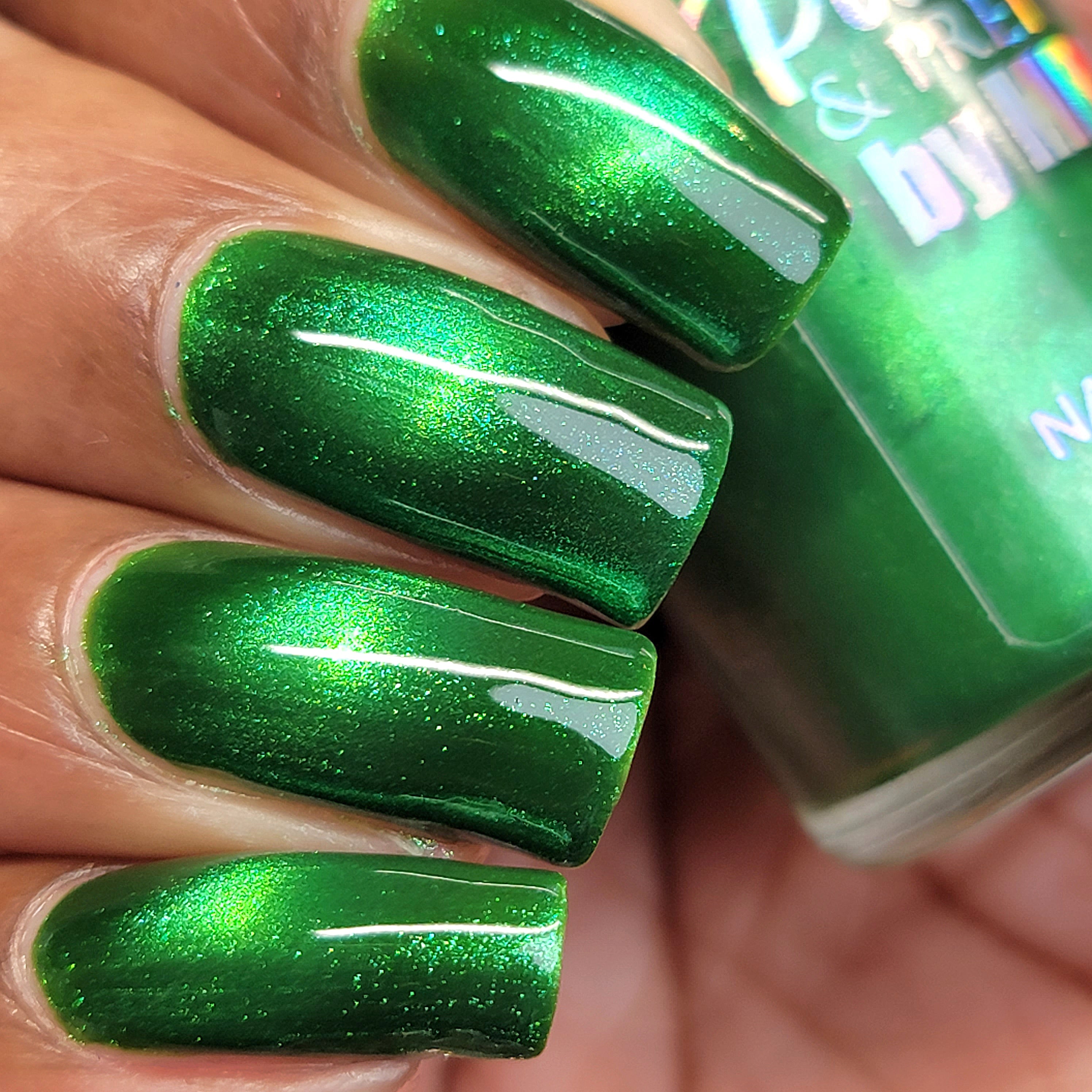 Why does teal/emerald green nail polish look so good but red doesn't seem  to work as well? : r/OliveMUA