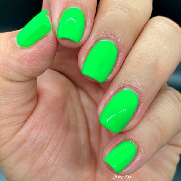 Amazon.com : HTPARY Gel Nail Polish Neon Green Color Long Lasting Gel Polish  Soak Off Cure under UV LED Lamp Nail Art Manicure Salon DIY at Home Gifts  for Girls Women :
